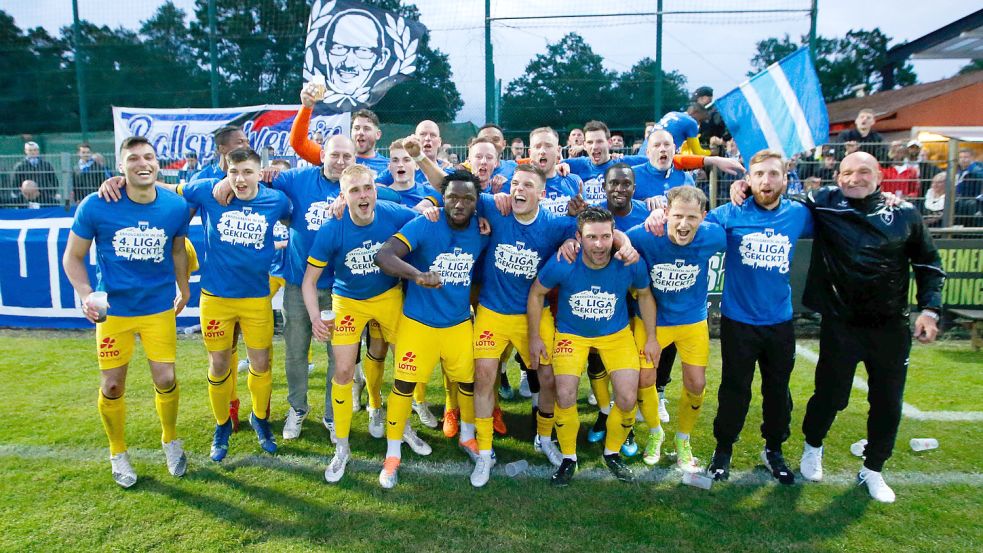 Am 1. Juni feierten Ibrahim Sillah und Marvin Eilerts mit Kickers den Regionalliga-Aufstieg. Foto: Doden/Emden