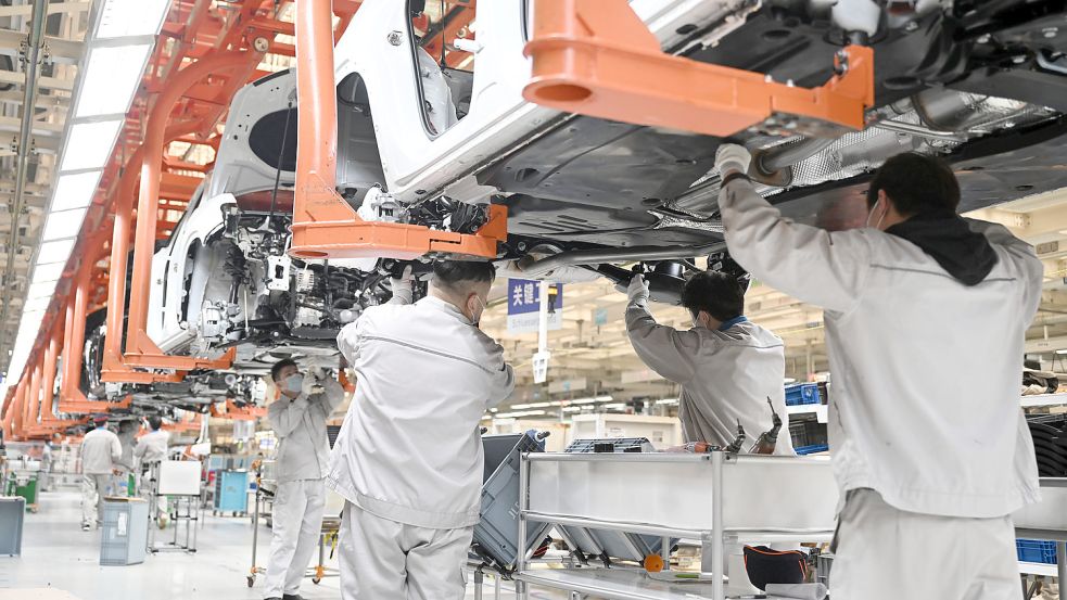 Mitarbeiter arbeiten an einem Fließband der nordchinesischen FAW-Volkswagen-Basis. Foto: Zhao/XinHua/DPA