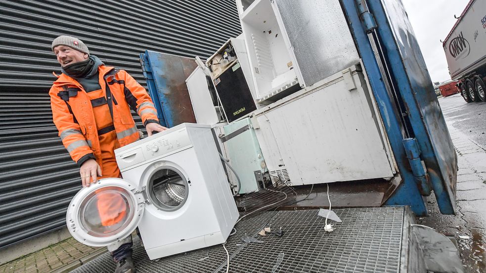 Wer solche Großgeräte im Einzelhandel nicht gegen neue Geräte tauschen kann, kann sie kostenlos beim Wertstoffhof abgeben. Foto: Ortgies
