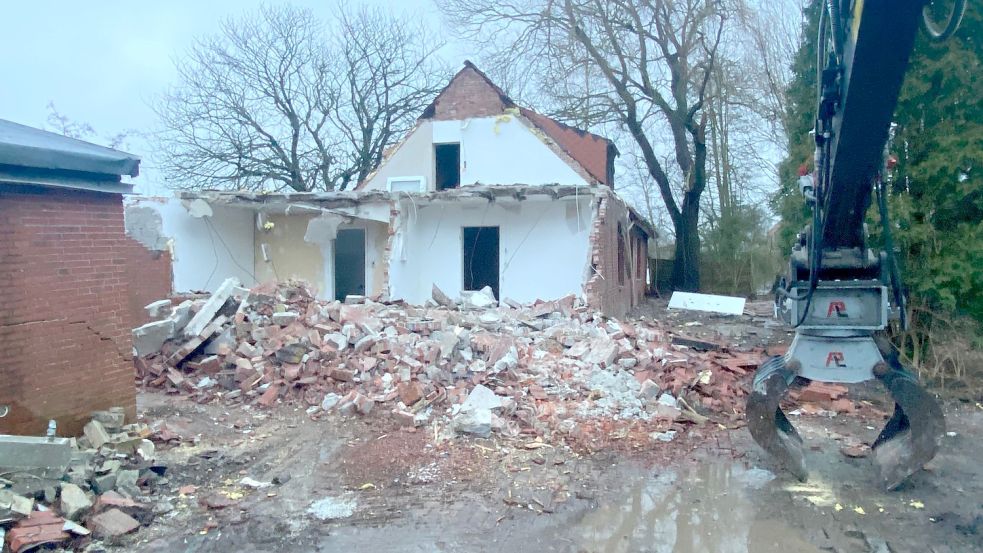 Auf dem Gelände der ehemaligen Gaststätte Köhnemann an der Hieve sind die Abrissbagger angerollt. Foto: Privat
