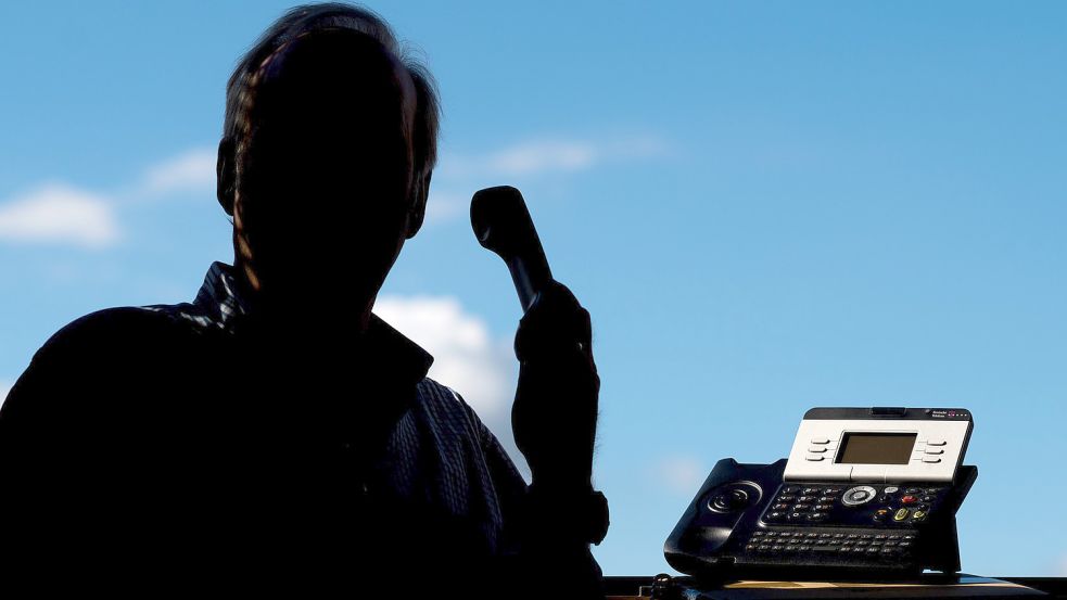 Ein Betrüger gab sich am Telefon als Bankmitarbeiter aus und brachte einen Auricher um einen vierstelligen Betrag. Foto: DPA