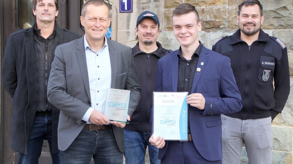 Ferber Stolzer Preisträger: Damian Thiemann (Zweiter von rechts). Mit aufs Foto gesellten sich (von links) Sven Pötter, Leiter des Jugendhauses, Bürgermeister Jürgen Akkermann, Stadtjugendfeuerwehrwart Nils Badners und Borkums Stadtbrandmeister Aike Brinkmann. Foto: Ferber