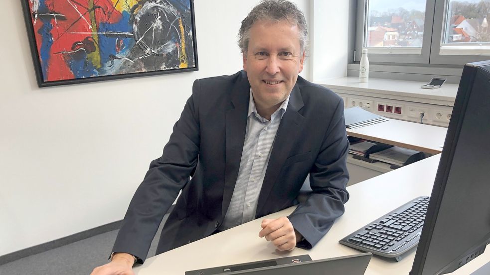 Der Schreibtisch wirkt noch aufgeräumt: Jens Gieselmann hat sein Büro bei den Stadtwerken am 2. Januar bezogen. Foto: H. Müller