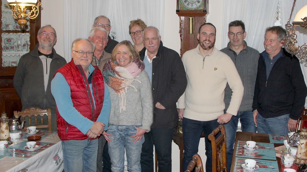 Gruppenfoto nach der ersten Vorstandsrunde des Jahres im Toornhuus: Klaas Bakker (von links), Jürgen Müller, Schatzmeister Peter Scheidig, Markus Stanggassinger, Sabine Homering, Inga Ohlsen (erste Schriftführerin), Museumsleiter Dr. Helmer Zühlke, Eike Müller (Archiv), Hans Donat (stellvertretender Museumsleiter) und Joachim Bakker (zweiter Schriftführer). Foto: Ferber