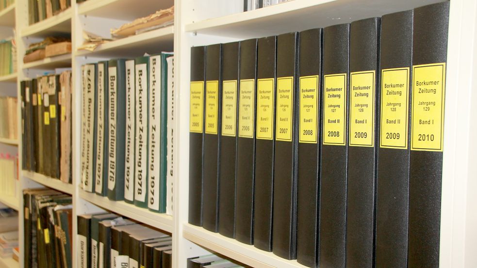 Was stand früher so in der Borkumer Zeitung? Im Archiv lässt es sich nachlesen. Foto: Ferber