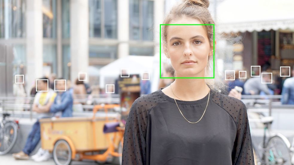 young woman picked out by face detection or facial recognition software young woman picked out by face detection or faci Foto: imago-images/Zoonar