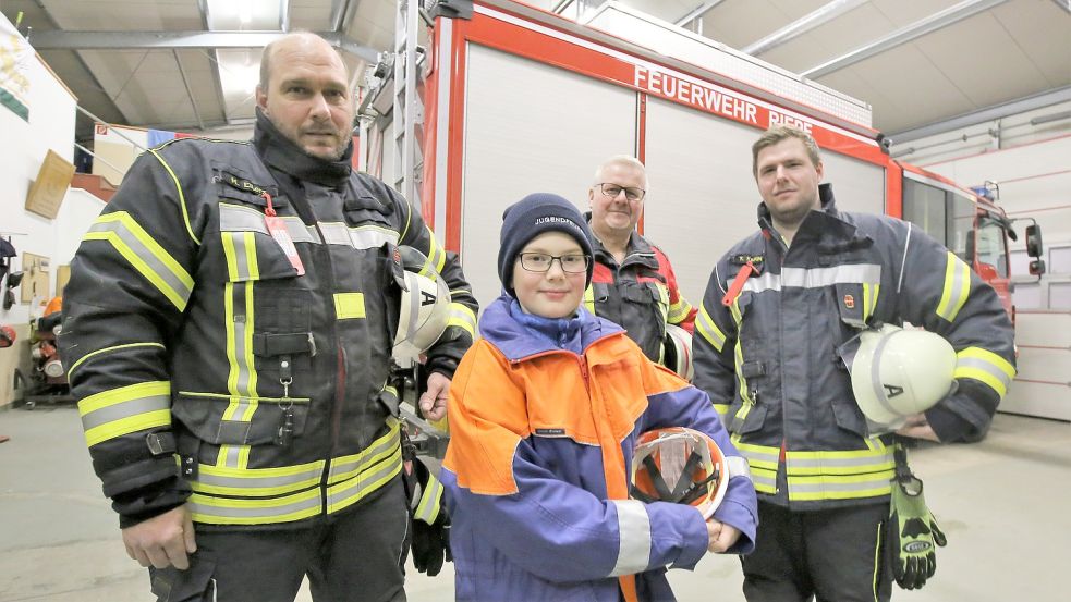 Sie geben einen Einblick in den Alltag der freiwilligen Feuerwehr: Michael Eilers (von links) aus Riepe, Torben Roß aus Weene, Gemeindebrandmeister Heyo Voß aus Ihlowerfehn und der Weener Jugendfeuerwehrwart Sebastian Fernandez. Foto: Böning