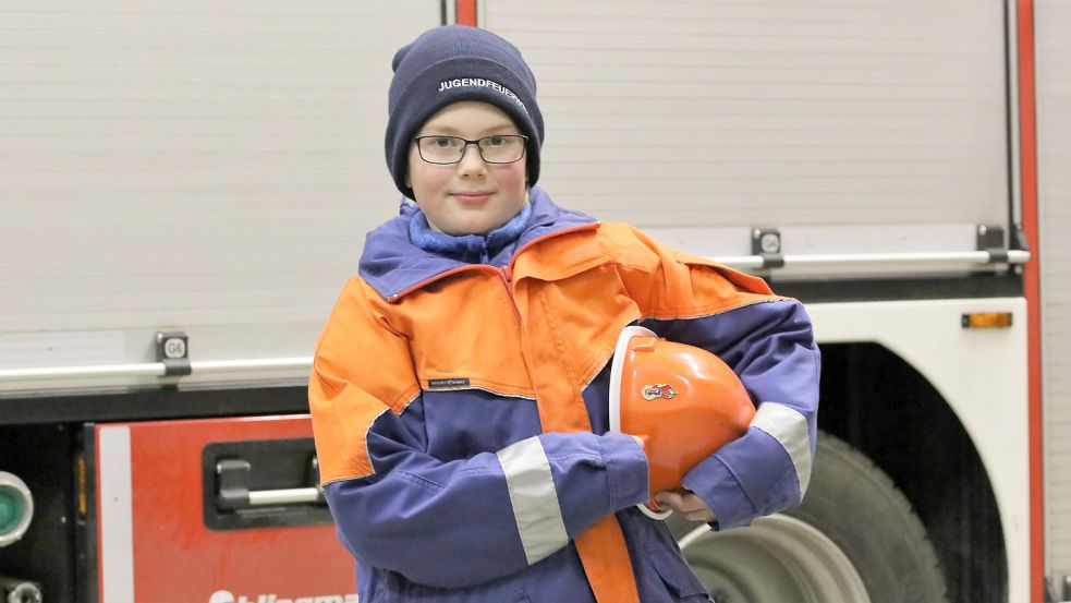 Torben Roß in seiner „Einsatzkleidung“ der Jugendfeuerwehr. Foto: Böning