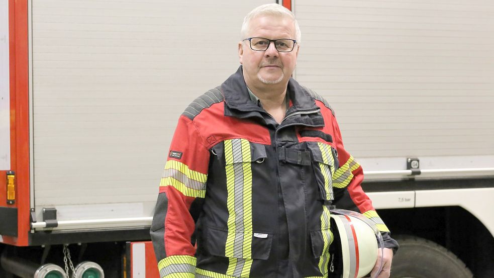 Heyo Voß aus Ihlowerfehn in seiner Einsatzkleidung – er ist der Gemeindebrandmeister in der Gemeinde Ihlow. Foto: Böning