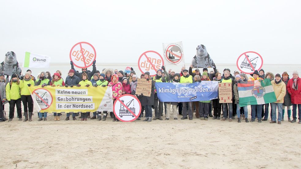 Was sie von Erdgasbohrungen vor Borkum halten, haben die Teilnehmer der Protestaktion deutlich gemacht. Foto: Ferber