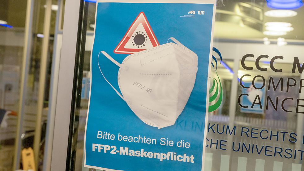 Die Kassenärztliche Bundesvereinigung (KBV) und der Deutsche Hausärzteverband ein Ende der Corona-Maskenpflicht in Praxen. Aus Niedersachsen kommt Kritik an dem Vorstoß – und auch Ostfrieslands Mediziner sind sich nicht einig. Foto: Peter Kneffel/dpa