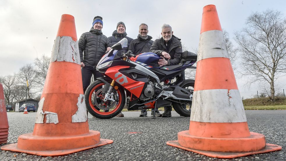 Sie wollen für mehr Sicherheit im Straßenverkehr sorgen: Marco Bordasch (von links) und Udo Fecht aus dem Vereinsvorstand vom Fahrtechnikzentrum Aurich mit den Trainern Wolfgang Pupkes und Sebastian Hansen. Foto: Ortgies