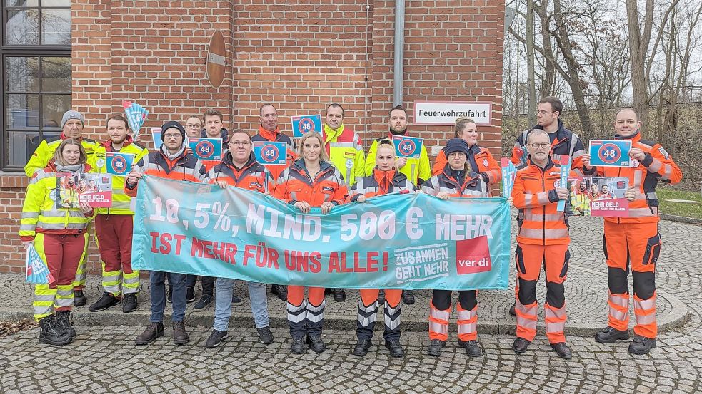 Aus Ostfriesland war eine Rettungsdienst-Delegation beim Auftrakt der Tarifverhandlungen für den öffentlichen Dienst in Potsdam. Foto: privat