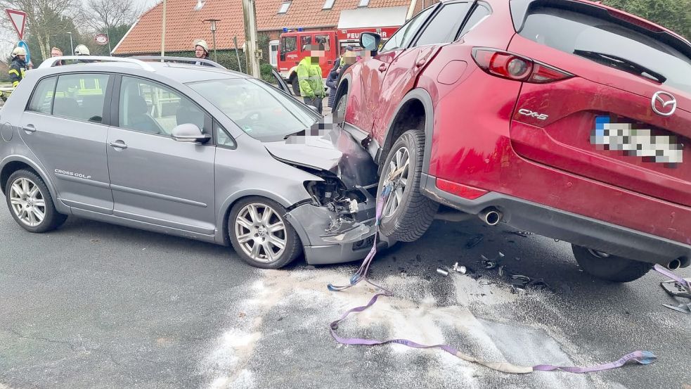 Beide Autos wurden bei dem Unfall stark beschädigt. Foto: Feuerwehr / Crysandt