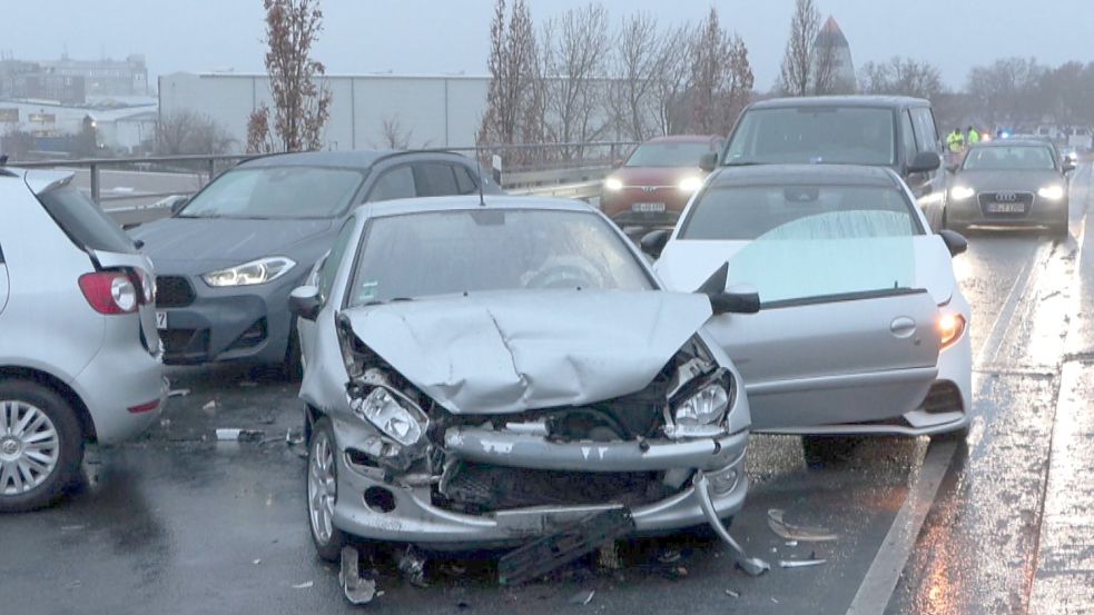 Einige der 20 Autos mussten laut Polizei abgeschleppt werden, andere kamen mit kleineren Blechschäden davon. Foto: Nonstopnews