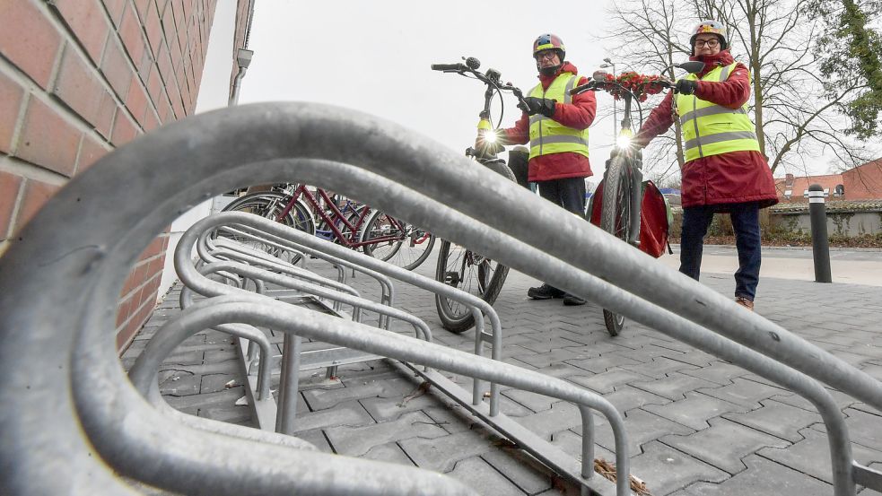 Rolf und Christine Bronischewski wünschen sich bessere Fahrradständer. Foto: Ortgies