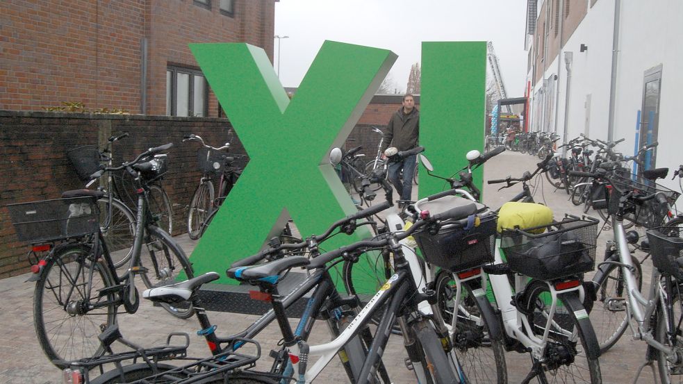 Am Eröffnungstag des Combi XL, dem 1. Dezember 2022, wurden Räder rund um das Gebäude kreuz und quer abgestellt. Foto: Archiv/Luppen