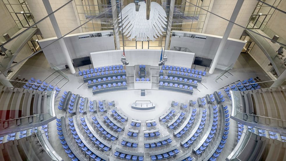 Mehr Abgeordnete als der amerikanische Kongress oder die russische Duma: Eine Wahlrechtsreform soll den Bundestag nun endlich verkleinern. Foto: Kappeler/DPA