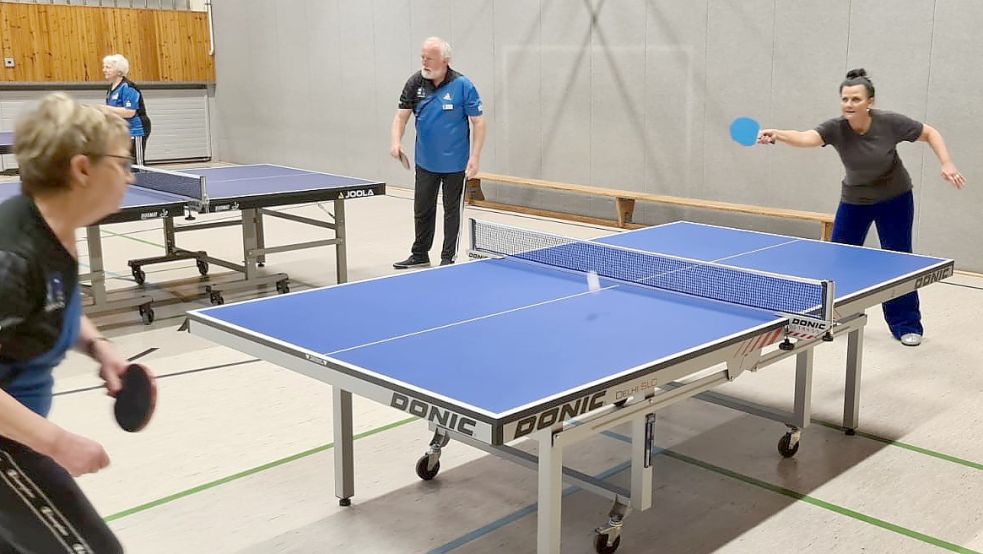 Die Bundestagsabgeordnete Gitta Connemann (rechts) schaute beim Training vorbei und spielte auch mit.