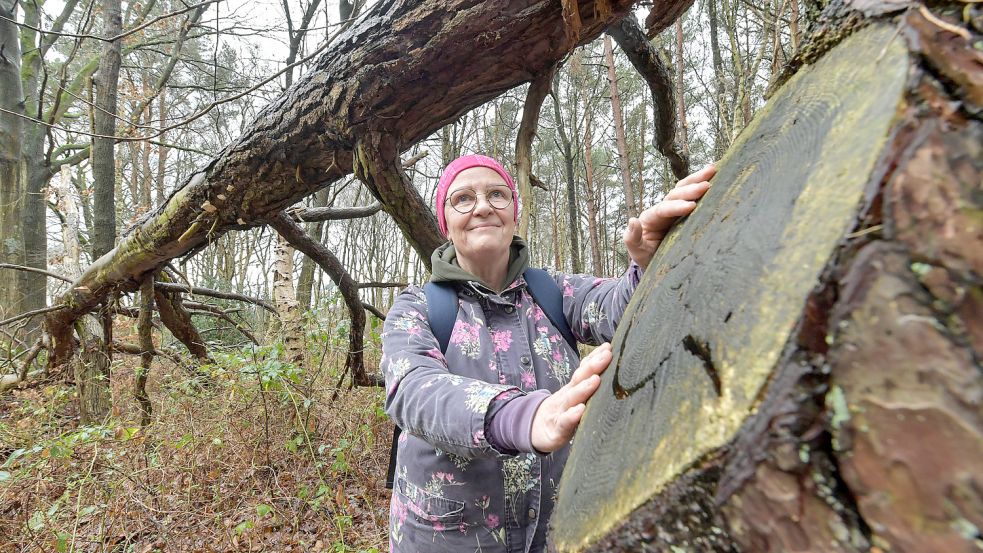 Linda Goosmann ist häufig im Stikelkamper Wald unterwegs. Dort hat sie einige Lieblingsbäume, wie sie sagt. Foto: Ortgies