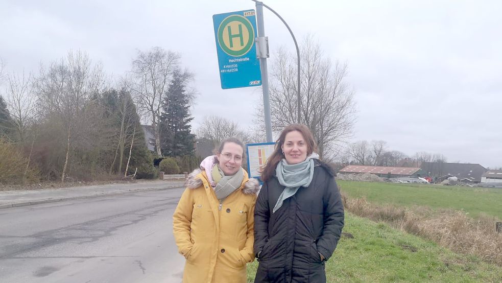 Die Uphuser Mütter Sabrina Harms (links) und Marina Hoffmann wollen die Situation an der ungesicherten Haltestelle Hechtstraße an der Uphuser Straße nicht länger hinnehmen. Foto: Privat
