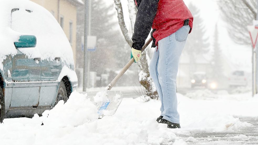 Wenn es schneit oder glatt ist, müssen Eigentümer dafür sorgen, dass der Gehweg entlang ihres Grundstückes geräumt und gestreut wird. Foto: Felix Kästle/dpa/dpa-tmn