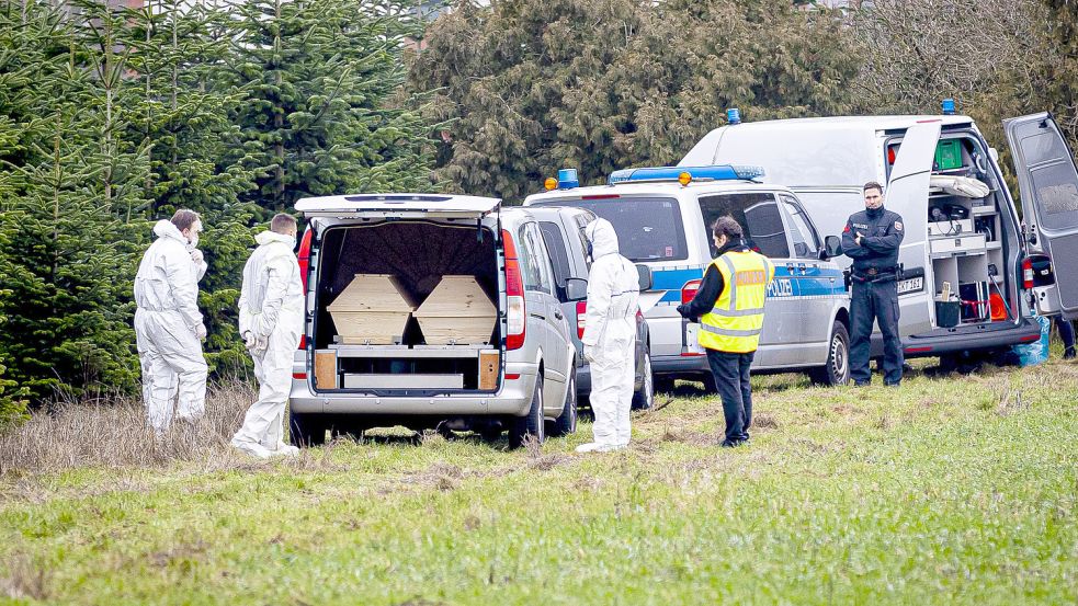Nach einer stundenlangen Suche entdeckten die Ermittler die Leiche des 14-Jährigen am Mittwoch auf einem Brachgelände in Wunstorf. Foto: dpa/Moritz Frankenberg