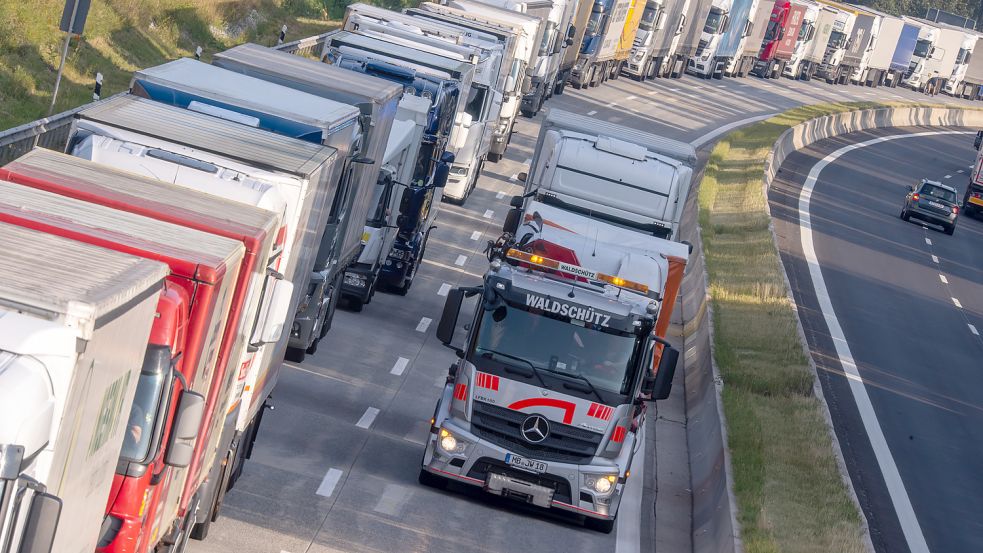 In den vergangenen Jahren haben einige Spediteure ihre Lkw-Flotte auf LNG-Antrieb umgerüstet. Der ist umweltfreundlicher als Diesel - aber derzeit auch deutlich teurer. Der Branchenverband warnt vor erheblichen Problemen. Foto: dpa