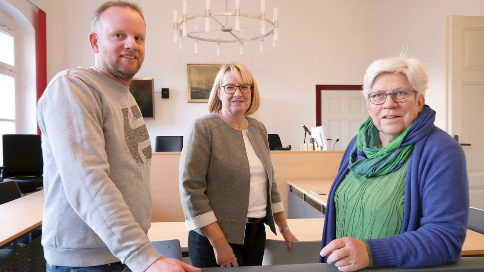 Die Schöffen Jan-Hendrik Gastmann (links) und Karin Harms (rechts) mit Jugendrichterin Maren Hohensee im Verhandlungsraum. Foto: Böning