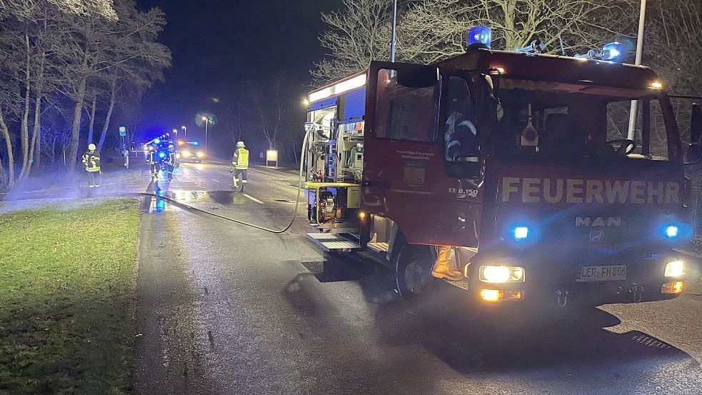 Die Freiwillige Feuerwehr Holterfehn war im Einsatz, um die Straße zu reinigen. Foto: Freiwillige Feuerwehr Holterfehn