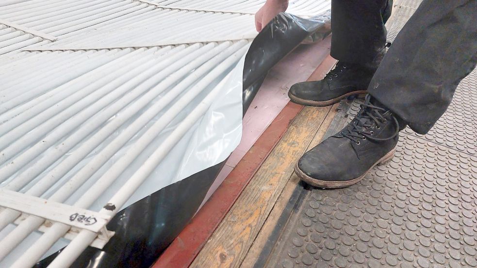Eine drei Zentimeter dicke Isolierschicht verhindert, dass die Kälte in den Boden dringt. Sie soll im Eis bleiben. Foto: Hanssen