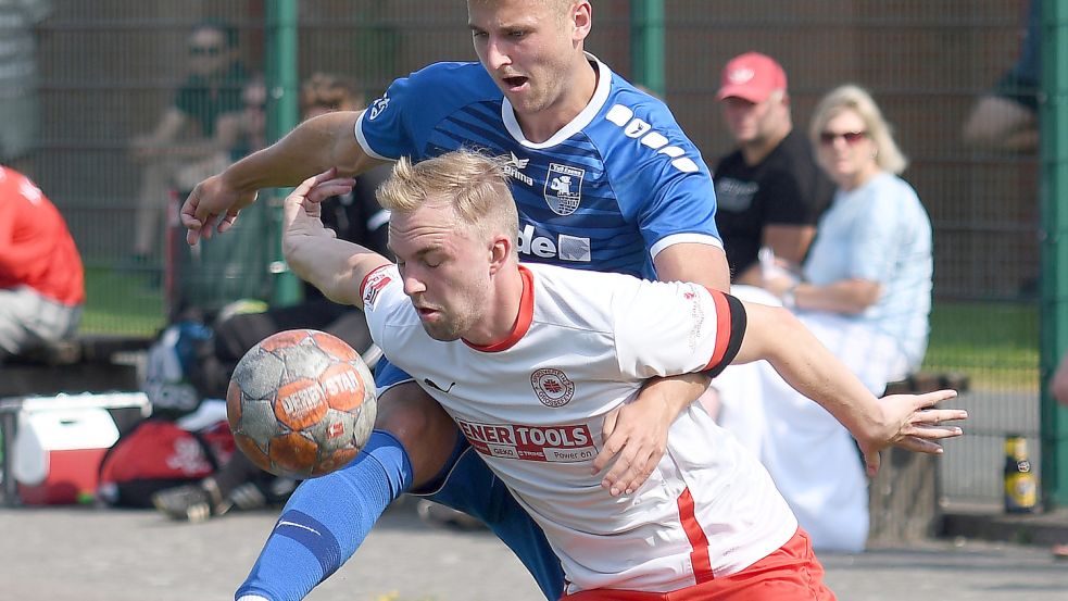 Zumeist lösen die Spieler des SV Großefehn die Zweikämpfe mit fairen Mitteln – wie hier Ralf Aden im Duell mit Niklas Sukowski vom TuS Esens. Foto: Doden, Blomberg