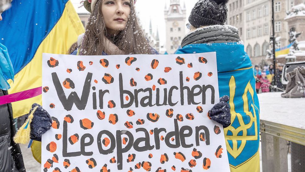 Demonstrantin mit Plakat Wir brauchen Leoparden, Ukrainer in München demonstrieren auf dem Marienplatz für die Lieferung Foto: Imago images/Wolfgang Maria Weber