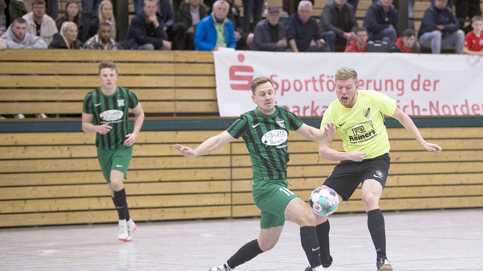 Im Halbfinale ließ Firrel (rechts Lasse Härtel) beim 5:0 keine Chance. Foto: Doden/Emden