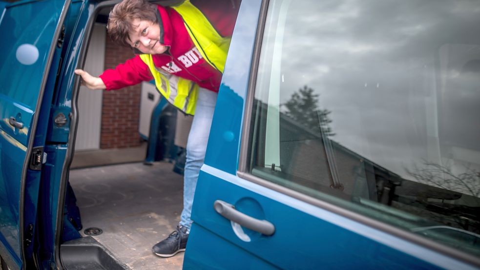 Herma Schoon guckt aus dem Laderaum des frisch angeschafften Transporters. Foto: Cordsen