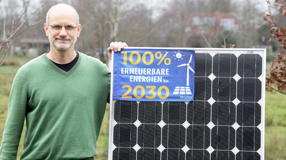 Manfred Grave ist von den Möglichkeiten der Solartechnik überzeugt. Schon mit solch einer mobilen Zelle kann man Strom erzeugen, zum Beispiel für eine Teichpumpe. Foto: Lüppen