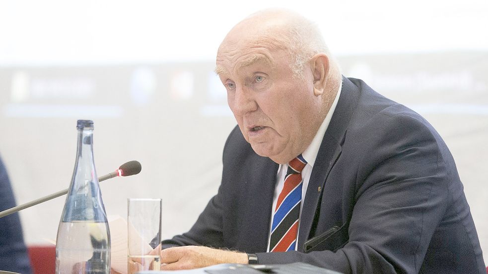 Nimmermüder Macher: Der Ratfraktionschef der Emder FDP, Erich Bolinius. Das Foto zeigt ihn in der konstituierenden Ratssitzung im November 2021. Foto: J. Doden/Archiv