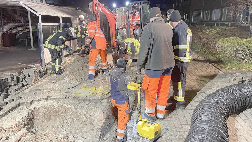 Die Erde muss an mehreren Stellen geöffnet werden, um das Leck zu finden. Foto: Feuerwehr