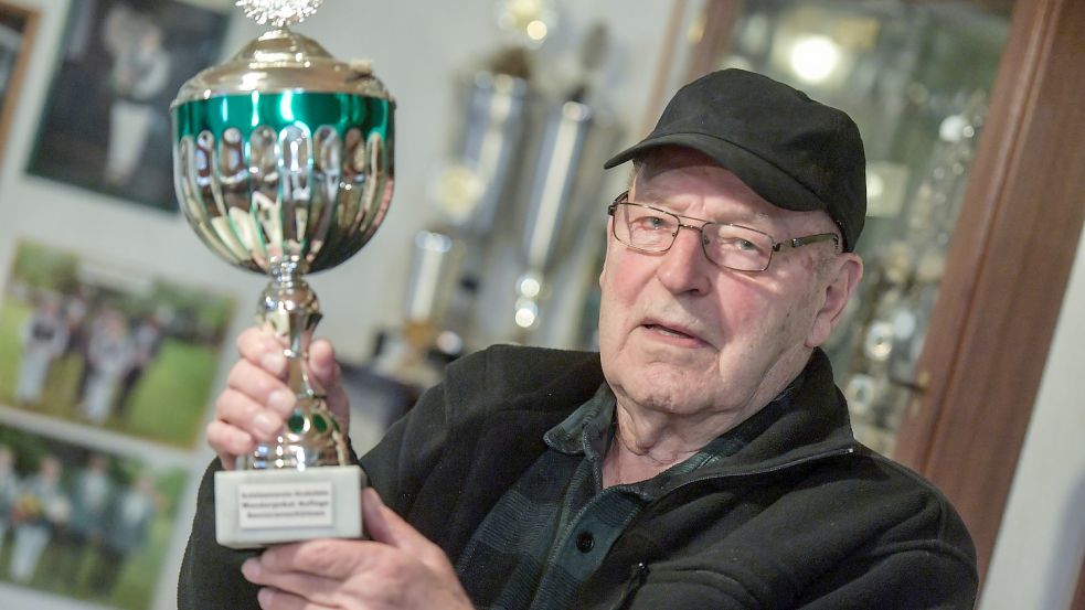 Ob in Einzelwettkämpfen oder mit der Mannschaft – Ewald Bremer hat über die Jahrzehnte schon so manchen Pokal gewonnen. Fotos: Ortgies