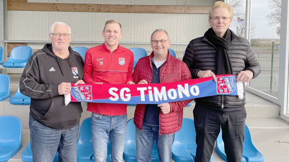 Die Verantwortlichen der TiMoNo-Vereine freuen sich über die weitere Zusammenarbeit mit Trainer Jan-Henrik Koppelkamm (Zweiter von rechts). Das sind stellvertretend Martin Kroon (SV Nortmoor, links), Achim Baumann (SV Warsingsfehn, Zweiter von rechts) und Ludwig Meyer (SuS Timmel, rechts). Foto: TiMoNo