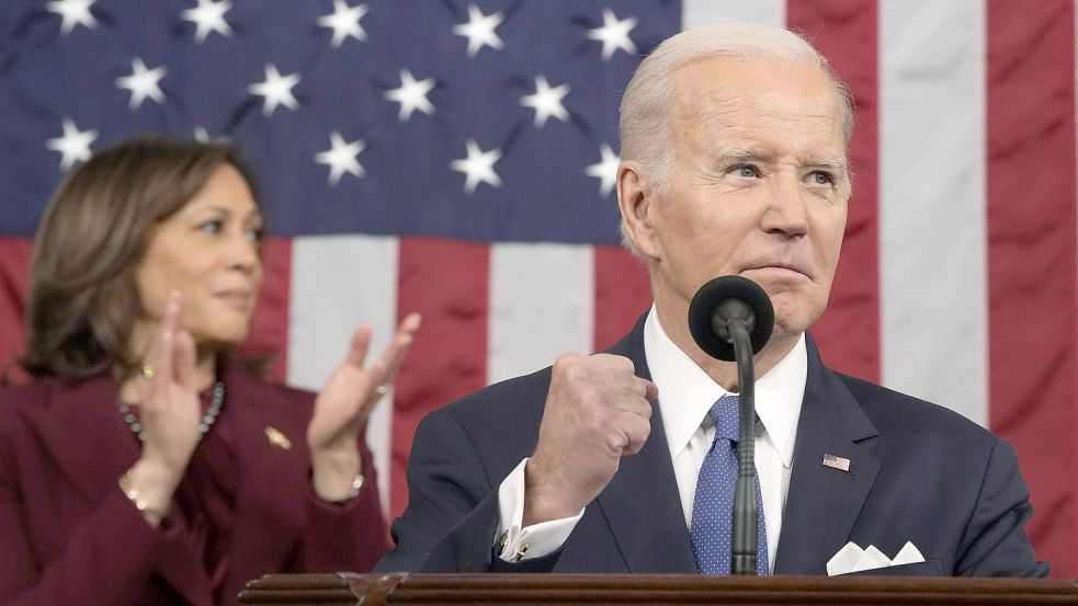 Vizepräsidentin Kamela Harris applaudiert US-Präsident Joe Biden bei seiner Rede zur Lage der Nation. Foto: picture alliance/dpa/AP Pool/Jacquelyn Martin