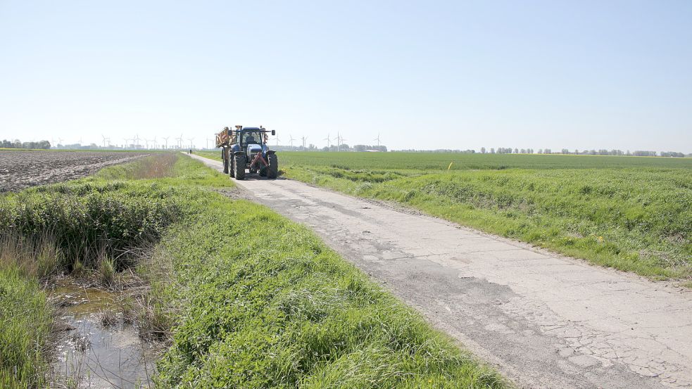 Die Wirtschaftswege in der Krummhörn sind in keinem guten Zustand. Der abgebildete Weg zählt noch zu den besseren. Foto: Wagenaar/Archiv