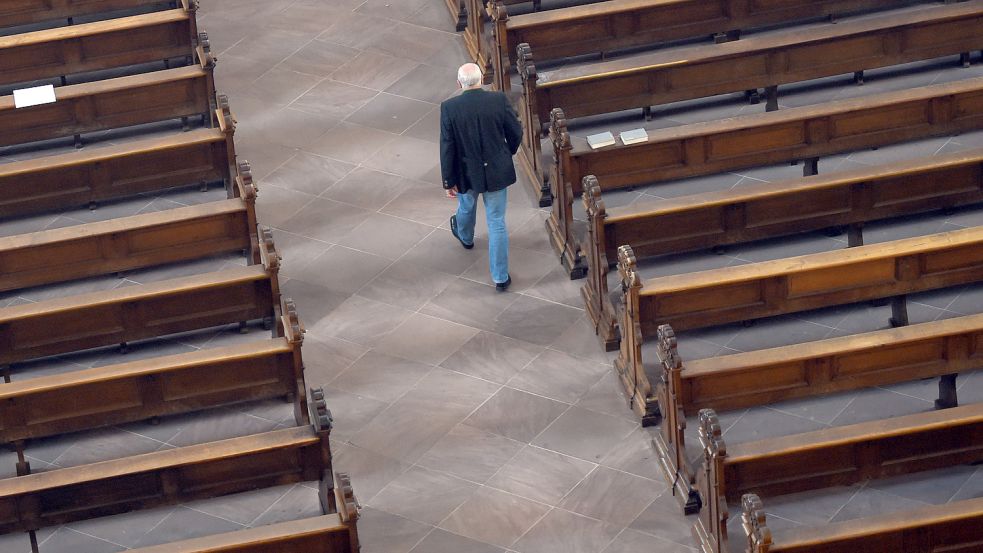 Kirchen verlieren Mitglieder: Bleiben Bänke leer? Foto: Arne Dedert/dpa