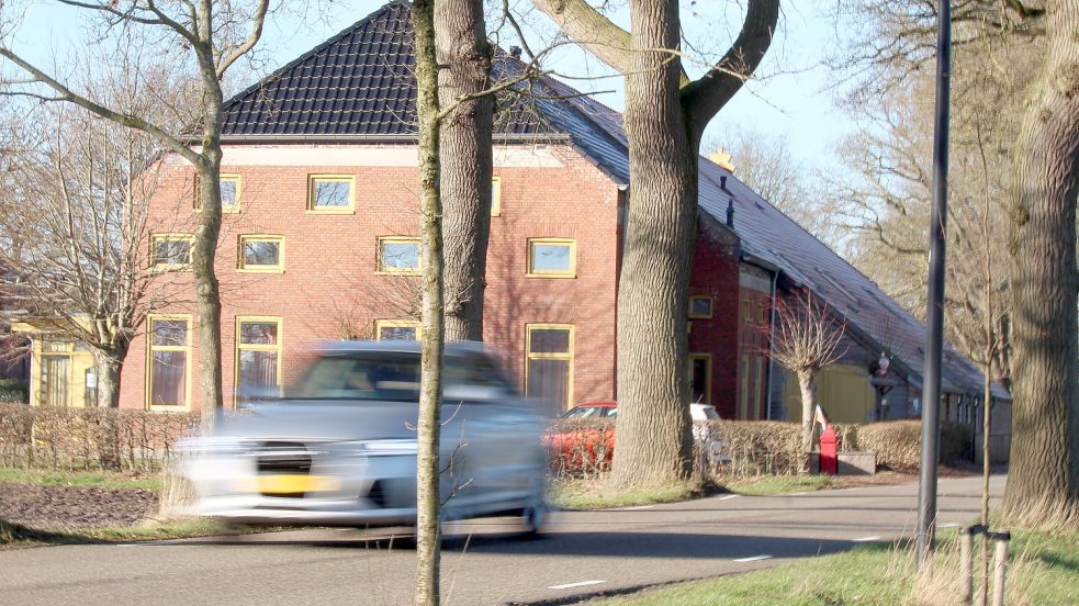 In diesem Bauernhof im niederländischen Wedde waren bis vor kurzen bis zu zehn Menschen mit geistiger Behinderung untergebracht, die laut offiziellem Bericht unter Misshandlungen leiden mussten. Foto: Alberts