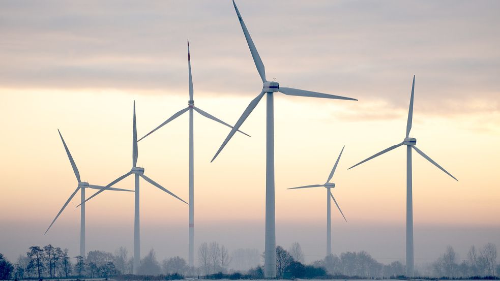 Jeden Tag muss in Niedersachsen ein neues Windrad gebaut werden, damit Energieziele erreicht werden, schätzt Landesumweltminister Christian Meyer. Jetzt hat er Flächenziele für einzelne Landkreise vorgestellt. Foto: dpa