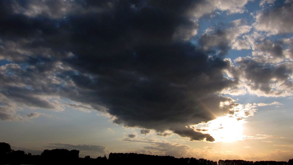 Der blaue Himmel der vergangenen Tage wird am Wochenende teils von vielen Wolken bedeckt. Foto: dpa/Martin Gerten