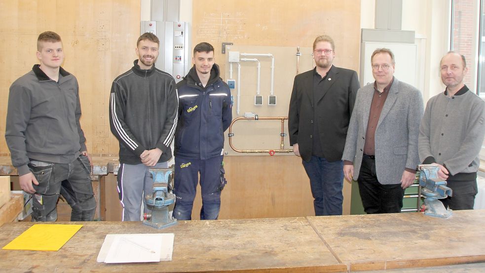 Freisprechung in der BBS-Werkstatt - mit Liam Breuner (von links), Lucas Pop, Hajdin Bala, Hendrik Kube (Installateur- und Heizungsbaumeister, Vorsitzender des Prüfungsausschusses), Christian Land und Thomas Wenzel. Foto: Ferber