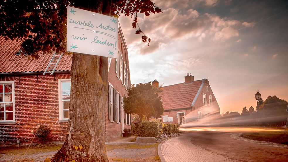 „Zu viele Autos – wir leiden“: Mit Plakaten wie diesen hatten Westgroßefehner monatelang den durch den Ort rollenden Verkehrsteilnehmern kritisch zu verstehen gegeben, welche Belastung ihre Fahrzeuge darstellen. Foto: Archiv/Cordsen