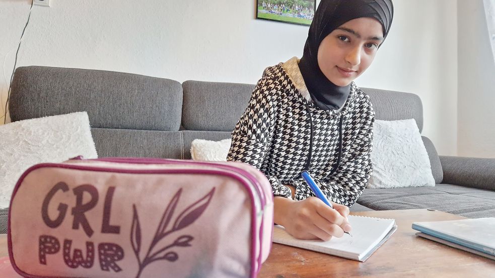 Die 14-jährige Karima hat in Afghanistan die Machtübernahme durch die Taliban erlebt. Jetzt, von Emden aus, will sie darüber aufklären, was in ihrer Heimat passiert. Foto: Hock