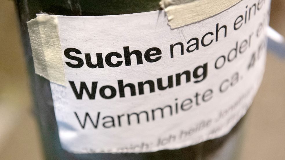„Suche Wohnung“ steht auf dem Zettel an einer Laterne. Foto: Zinken/dpa
